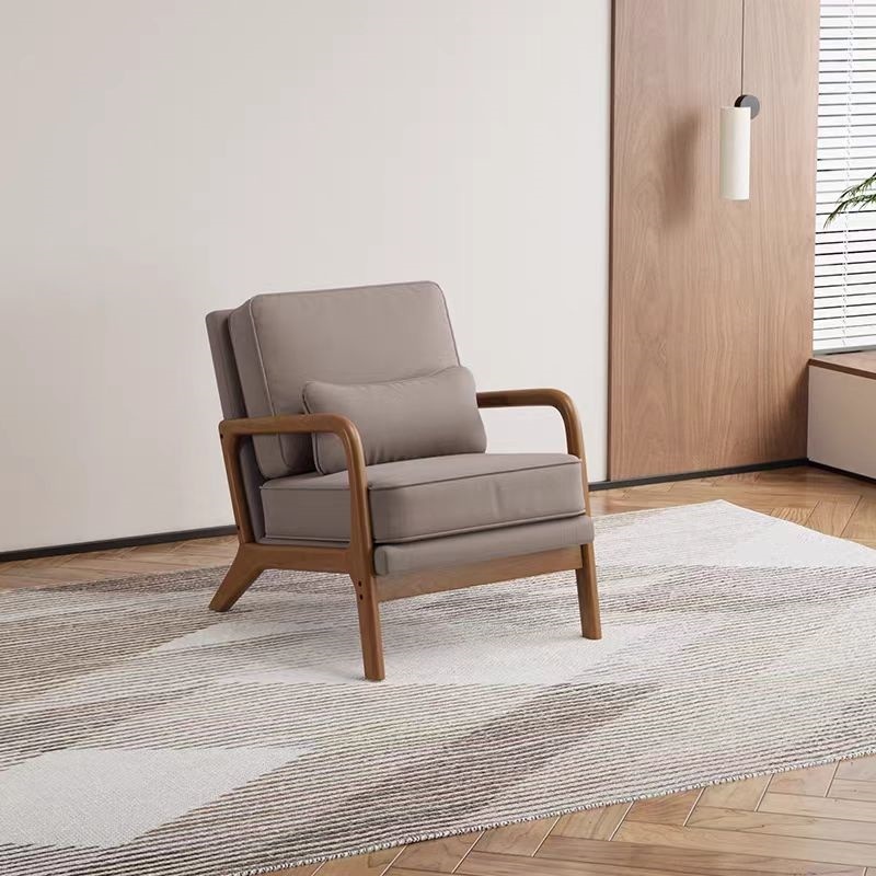 Fauteuil moderne avec accoudoirs en bois et coussins rembourrés