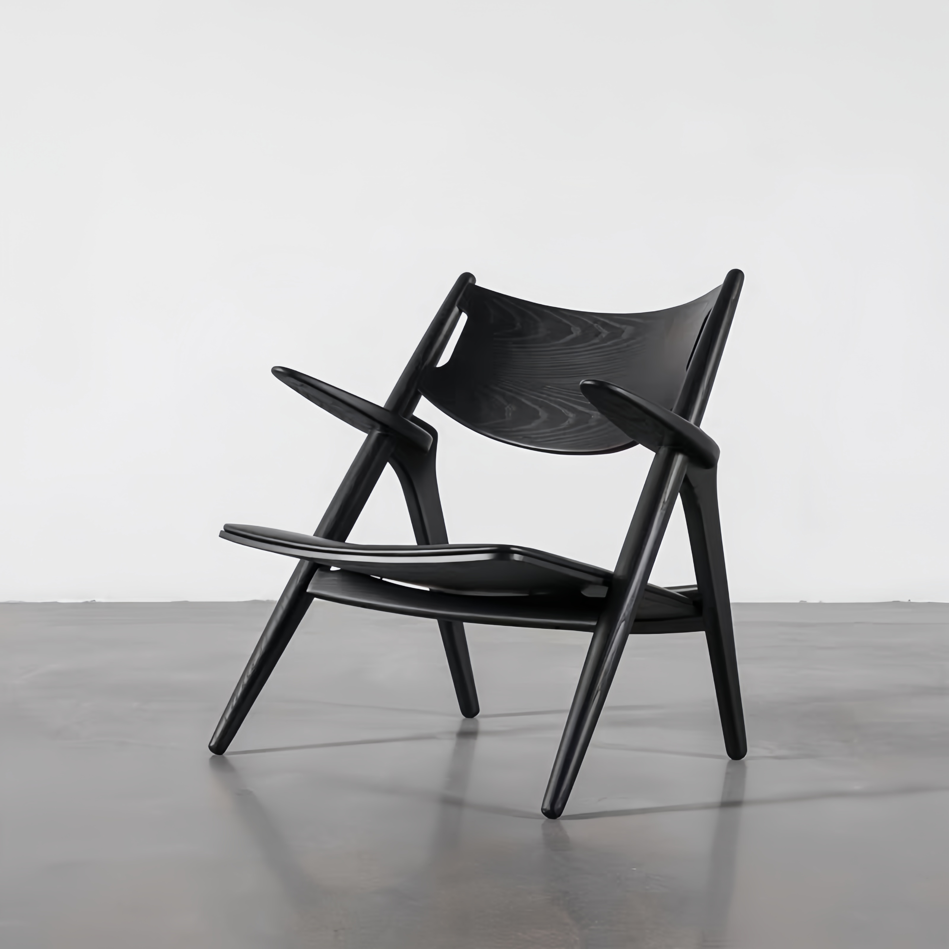 Chaise design en bois massif avec assise ergonomique