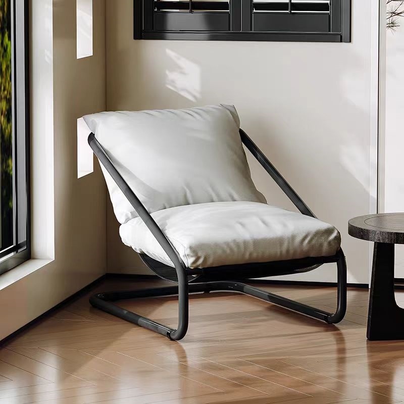 Fauteuil design moderne avec structure en métal et coussins rembourrés