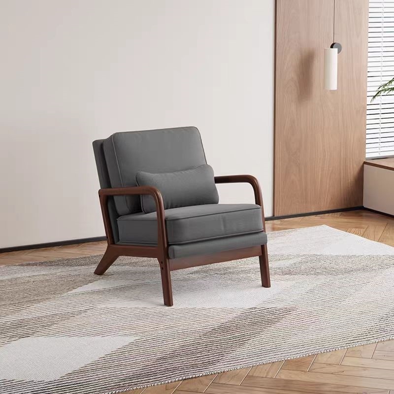 Fauteuil moderne avec accoudoirs en bois et coussins rembourrés