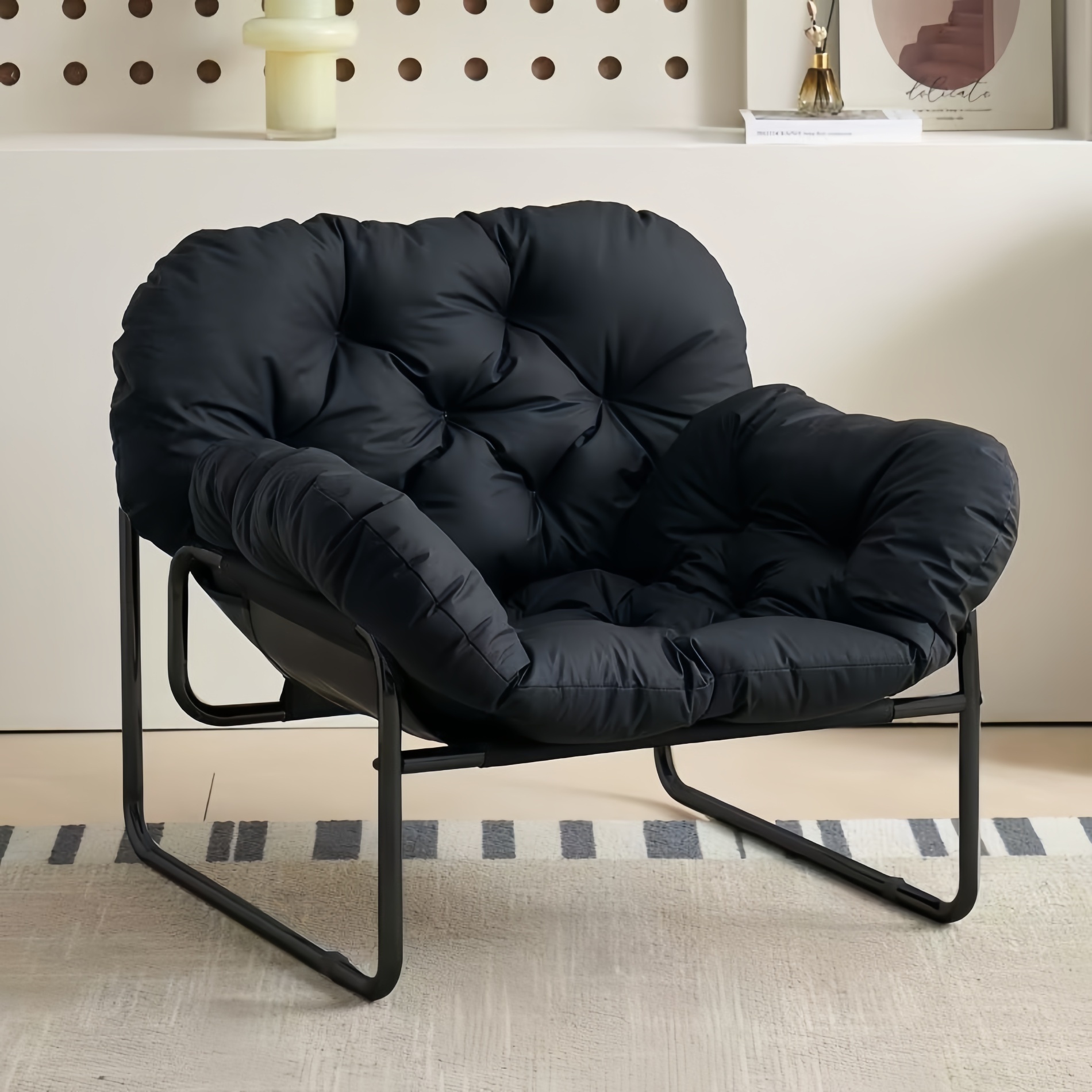 Fauteuil design moderne avec structure métallique et coussins rembourrés