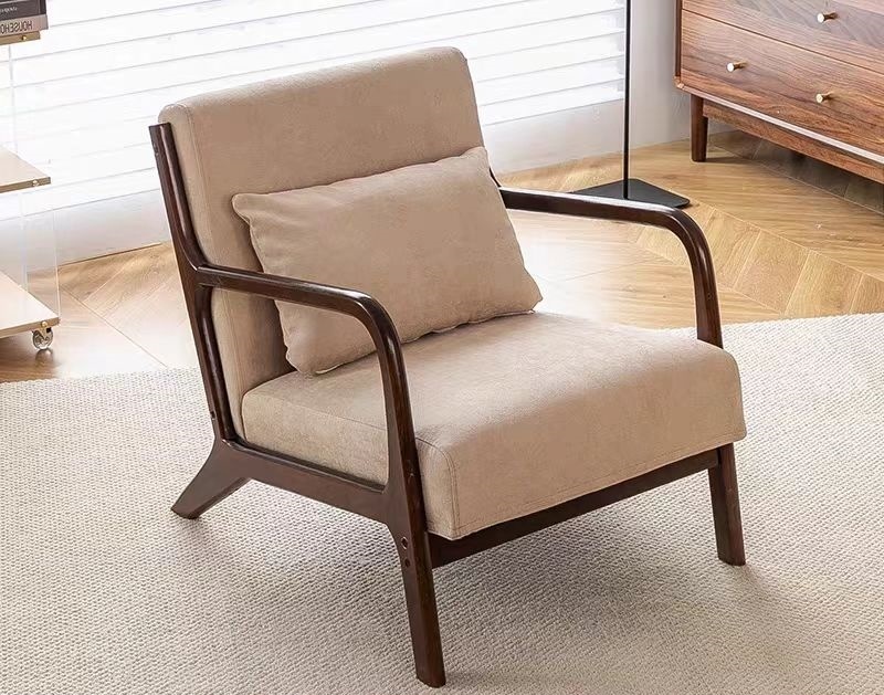 Fauteuil moderne avec accoudoirs en bois et coussin de dossier