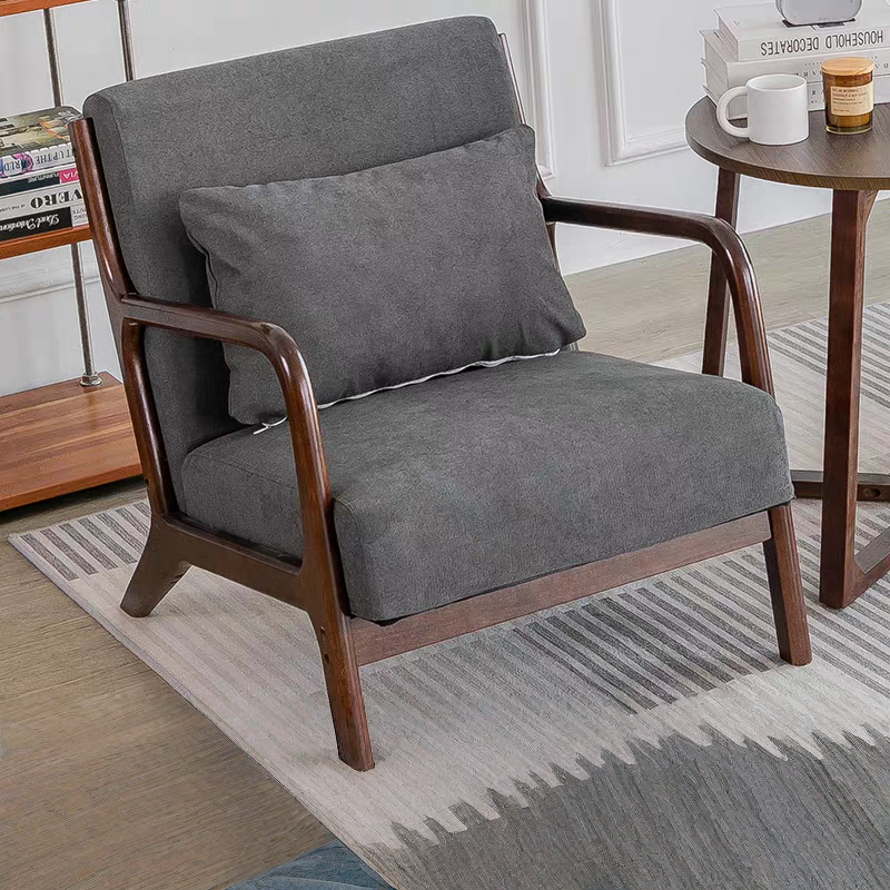 Fauteuil moderne avec accoudoirs en bois et coussin de dossier