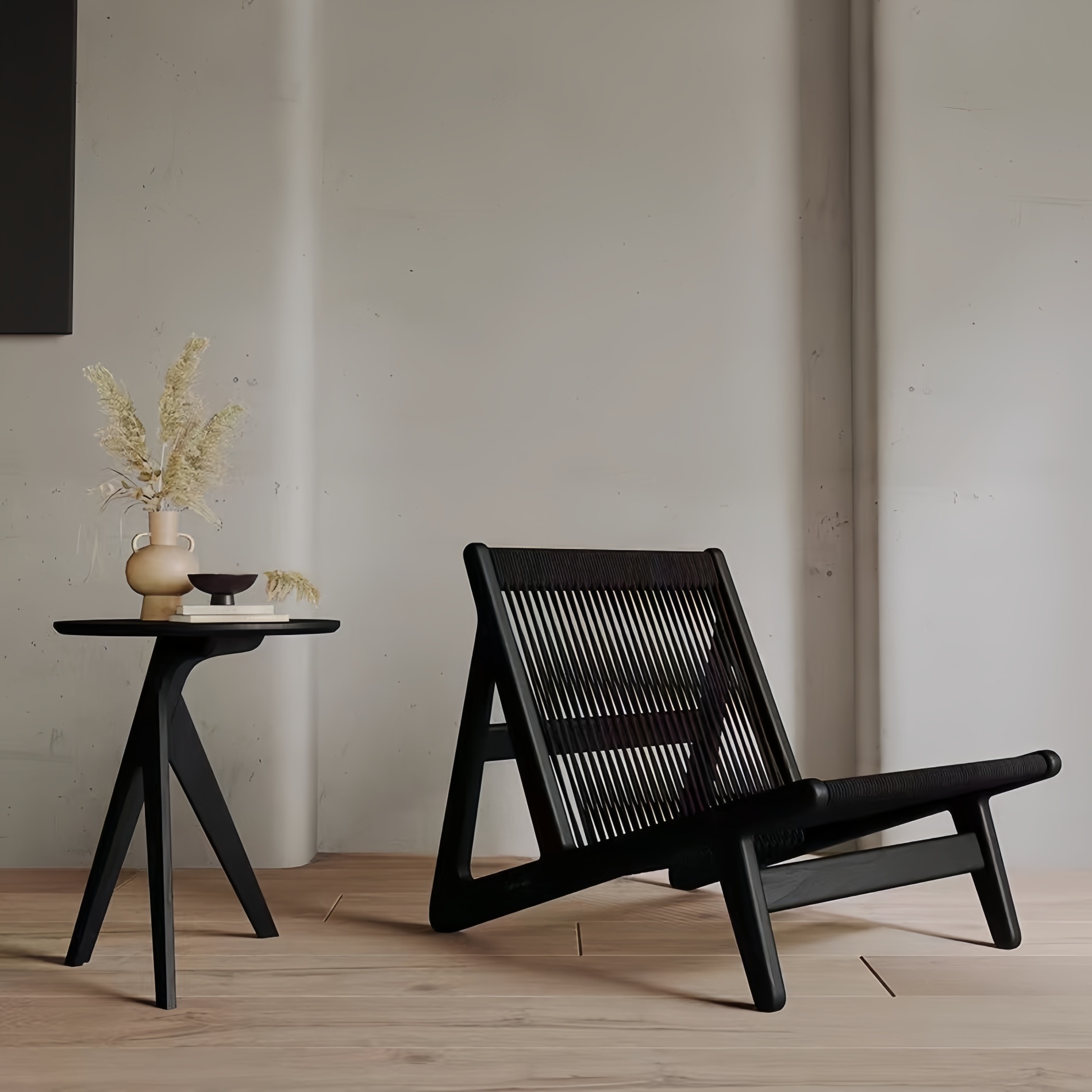 Chaise design moderne en bois massif et corde tressée