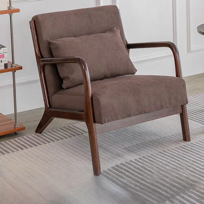 Fauteuil moderne avec accoudoirs en bois et coussin de dossier
