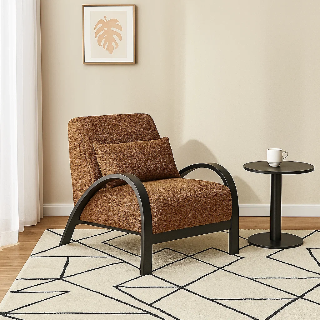 Fauteuil moderne avec structure en bois et assise rembourrée