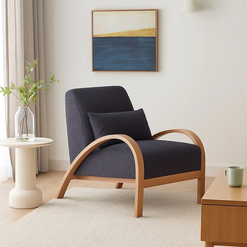 Fauteuil moderne avec structure en bois et assise rembourrée