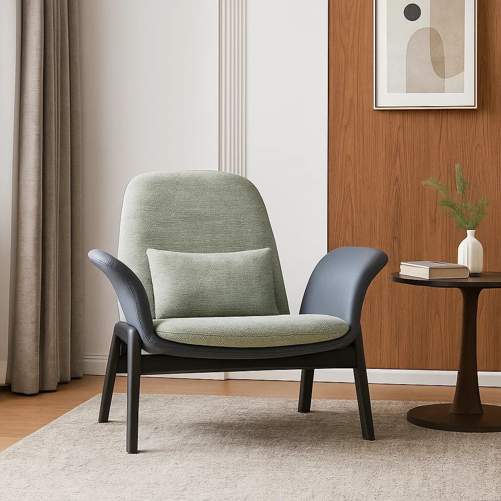 Fauteuil moderne avec structure en bois et assise rembourrée