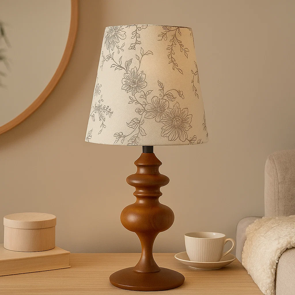 Lampe de table en bois avec abat-jour en tissu floral