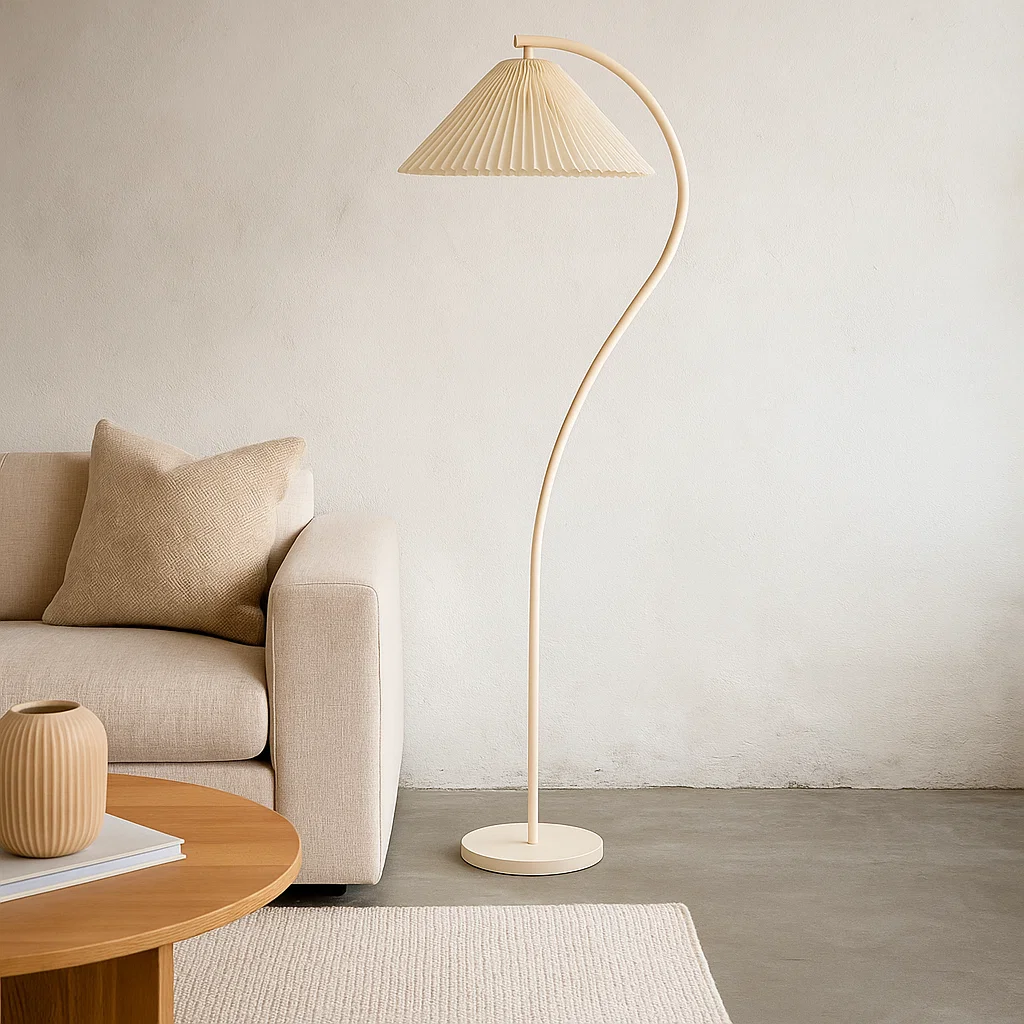 Lampadaire moderne avec abat-jour plissé et pied courbé