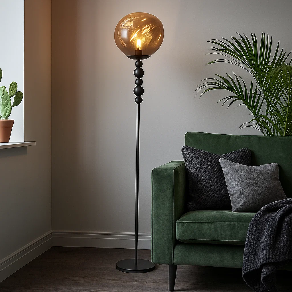 Lampadaire moderne avec abat-jour en verre et pied à billes métalliques