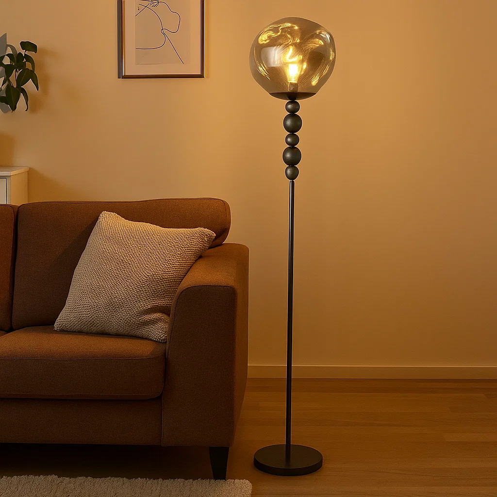 Lampadaire moderne avec abat-jour en verre et pied à billes métalliques