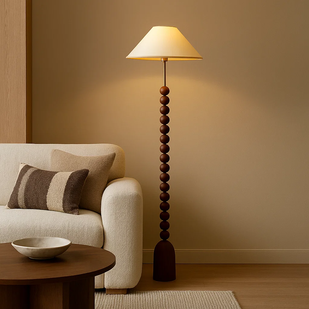 Lampadaire design en bois sculpté avec abat-jour conique en tissu