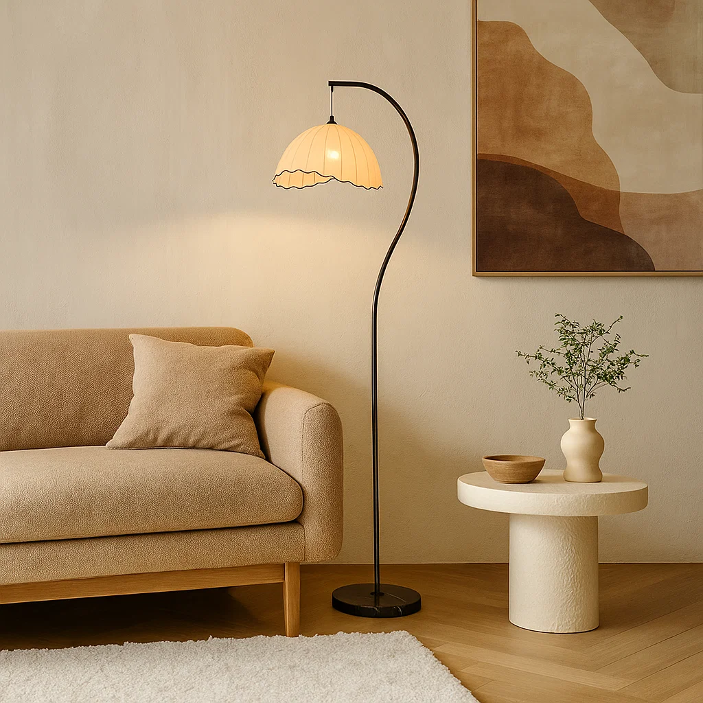 Lampadaire courbé design avec abat-jour en tissu plissé et base en marbre