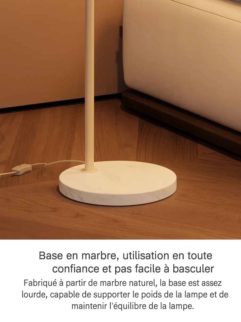 Lampadaire moderne avec abat-jour orange et base en marbre