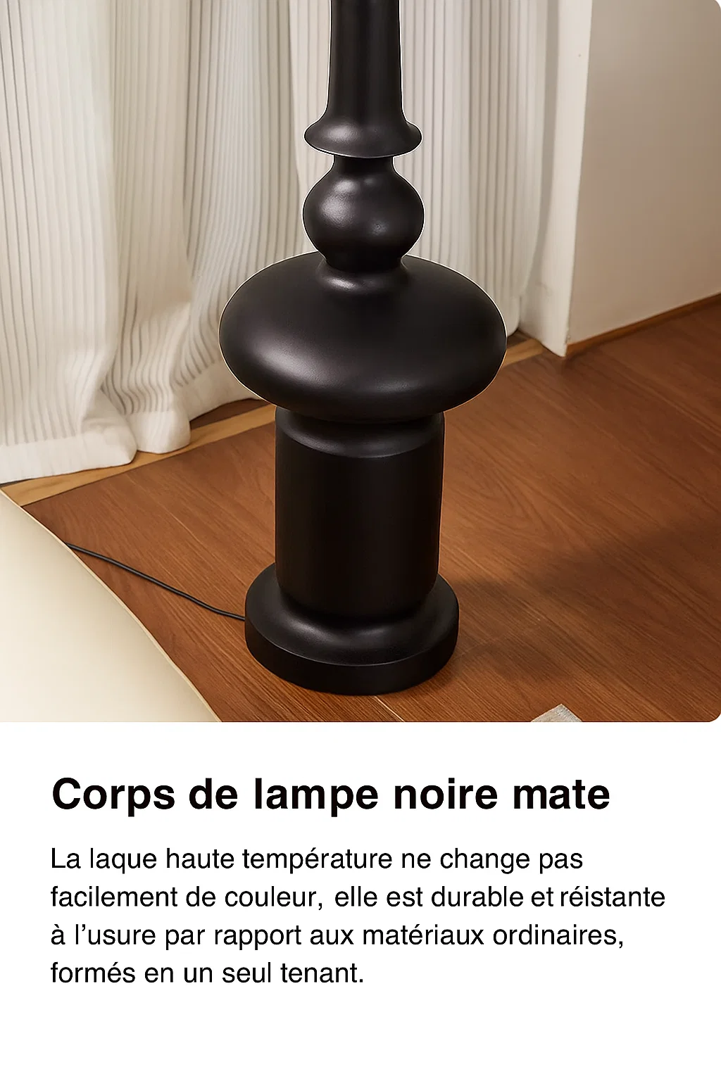 Lampadaire moderne à abat-jour sphérique en acrylique avec base noire mate
