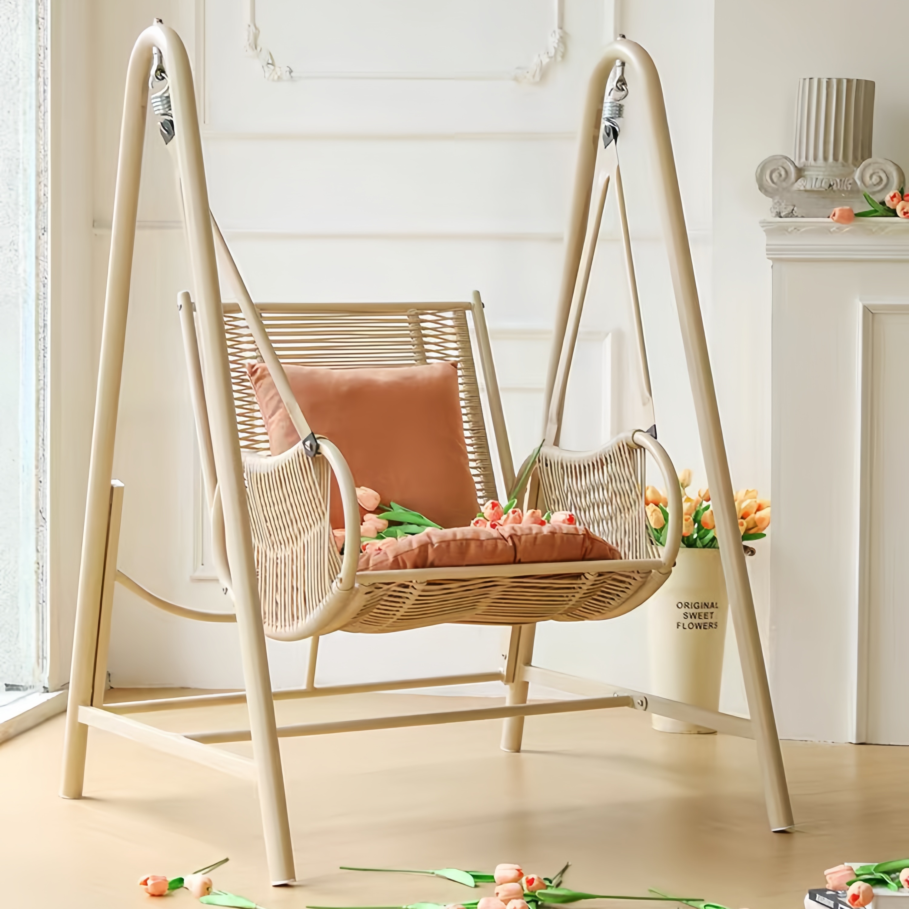 Chaise balançoire d’intérieur et d’extérieur en rotin synthétique avec coussins