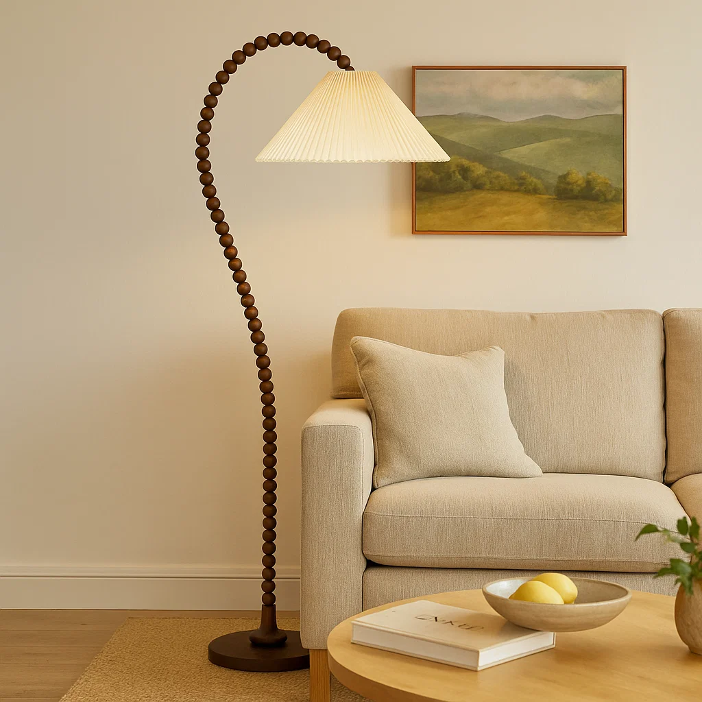 Lampadaire design en bois sculpté avec abat-jour plissé