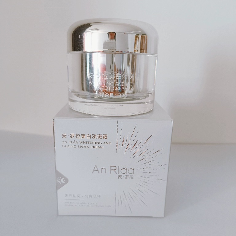 Anluora Brightening Spot-Reducing Cream 30ml Brightens complexion, fades dark spots, reduces dullness and yellowish tone, minimises acne marks, and maintains radiant skin.