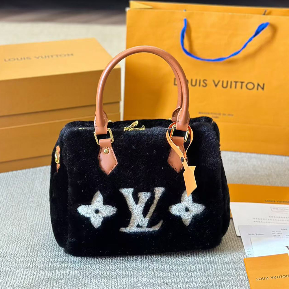Louis Vuitton wool lamb bag (Replica)