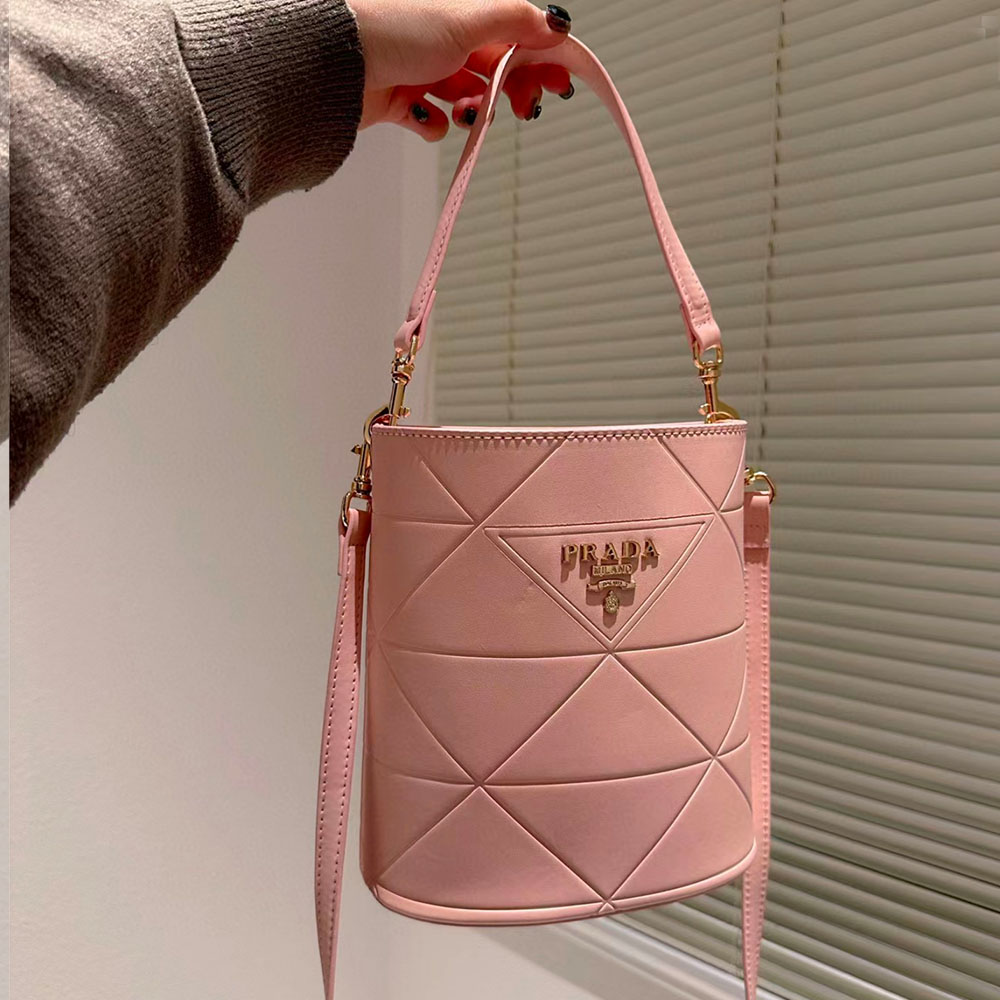 Prada Checkered Bucket Bag（Replica）
