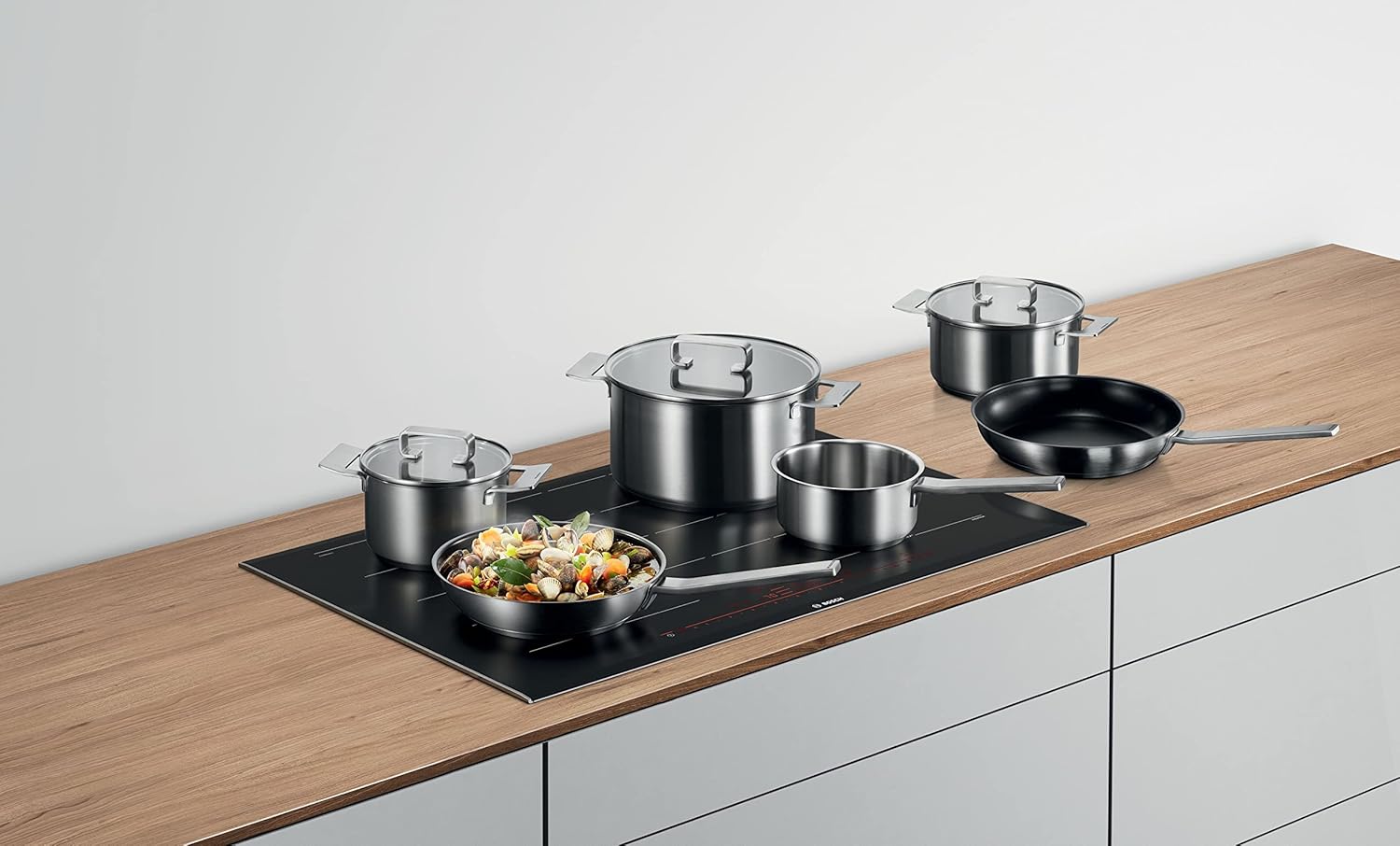 Bosch HEZ9SE060 Hob Accessories. 6-Piece Cookware Set: 4 Pots and 2 Pans for Electric Hobs and Induction Hobs. Made in Germany