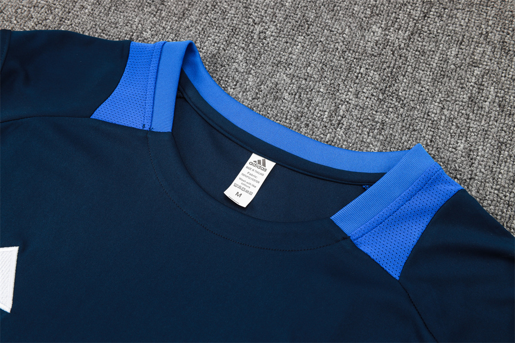 Juventus Training Jersey 24/25