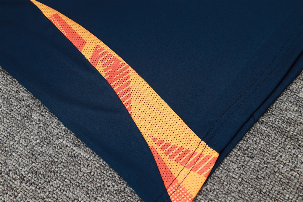 Juventus Training Jersey 24/25