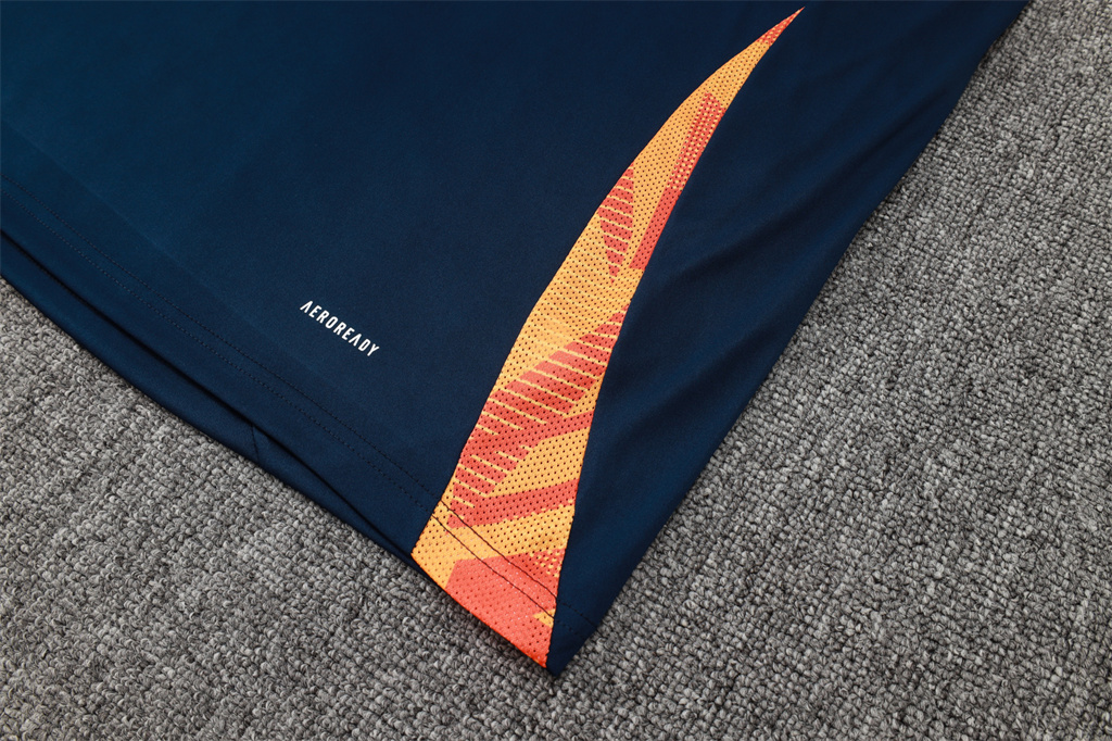 Juventus Training Jersey 24/25